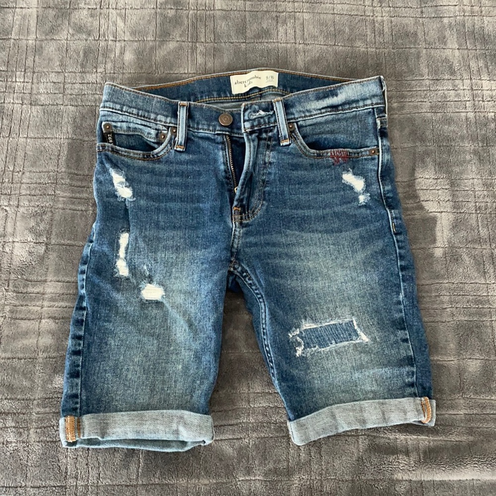 RIPPED JEAN SHORTS